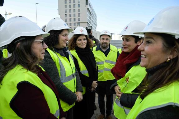 Imagen de la noticia:La delegada de la Xunta en A Coruña asiste al inicio de obra de un nuevo edificio de 50 viviendas de promoción pública en Xu...