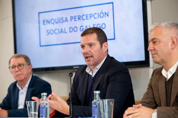 Imaxe da nova:A Xunta entrega os primeiros documentos de traballo ao coordinador do Plan xeral de normalización da lingua galega