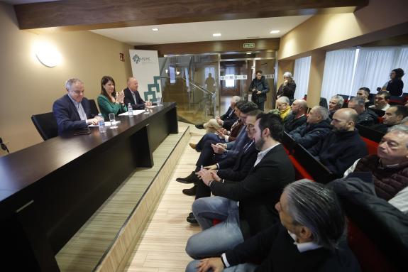 Imagen de la noticia:La conselleira María M. Allegue anima a los constructores de Lugo a sumarse al reto de duplicar el parque público de viviend...