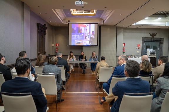 Imagen de la noticia:La Xunta pone de relieve las ayudas de formación a demanda del tejido productivo entre el sector turístico y hostelero de Po...