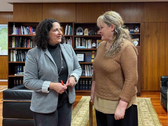 Imaxe da nova:Belen do Campo reúnese coa presidenta de AMFAR Cambre, Catalina Rodríguez