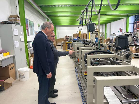 Imagen de la noticia:Reguera visita las instalaciones de Gráficas Salnés y destaca la calidad y excelencia del sector empresarial gallego
