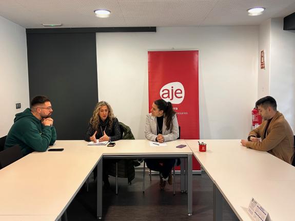 Imagen de la noticia:La delegada de la Xunta en Ferrol informa a AJE Ferrolterra de la convocatoria única de ayudas para autónomos impulsada por ...