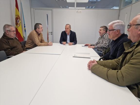 Imaxe da nova:O delegado territorial da Xunta en Pontevedra, Agustín Reguera, recibiu ao presidente da Federación de veciños Castelao