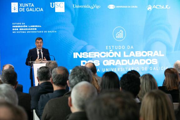 Imaxe da nova:A inserción laboral dos universitarios galegos incrementouse en case 30 puntos na última década e roza o 91%