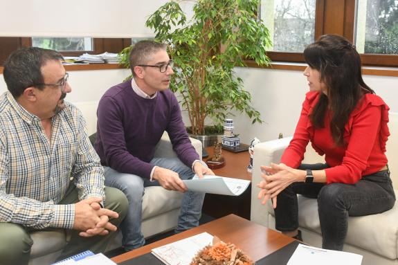 Imaxe da nova:A conselleira María M. Allegue mantén un encontro de traballo co alcalde da Baña