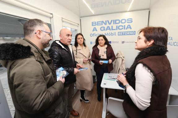 Imaxe da nova: Belén do Campo visita en Muxía a Oficina móbil de retorno da Xunta, un recurso clave para facilitar a chegada dos galegos do exter...