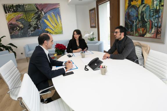 Imagen de la noticia:Lorenzana aborda con los alcaldes de A Veiga y Poio las necesidades de suelo empresarial para reforzar su desarrollo industr...