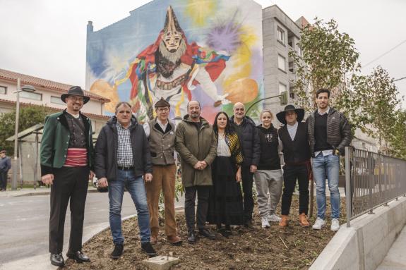Imaxe da nova:Xosé Merelles inaugura o mural do entroido de Xinzo de Limia impulsado por Turismo de Galicia