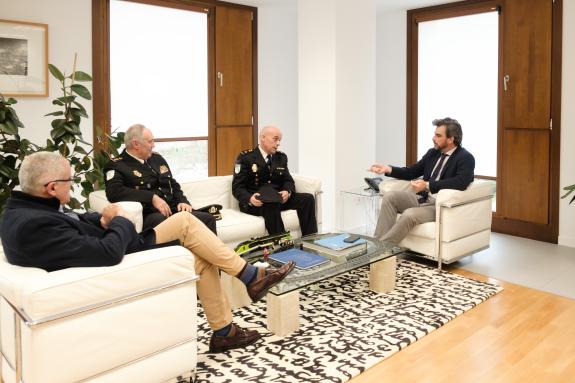 Imaxe da nova:Diego Calvo reúnese co novo xefe provincial da Unidade de Policía Adscrita de Galicia en Lugo, o inspector xefe Moisés Muñiz