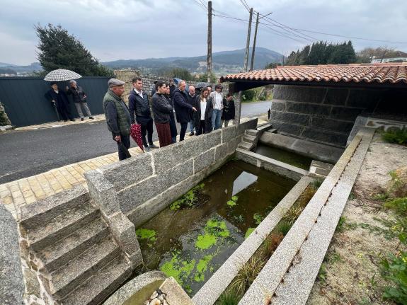 Imagen de la noticia:La Xunta invierte 30.000 euros en la rehabilitación del lavadero y la fuente de la Sobreira, en el Ayuntamiento de Meis