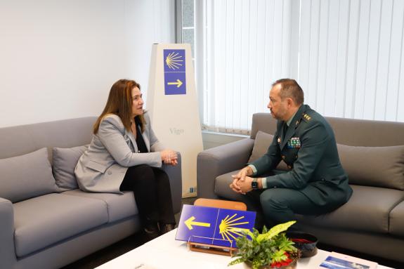 Imaxe da nova:Ana Ortiz dá a benvida ao novo comandante da Garda civil, o coronel Manuel Touceda