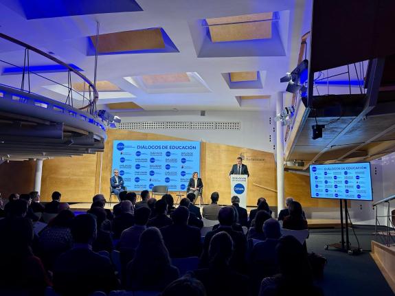 Imagen de la noticia:Román Rodríguez apuesta por el diseño de una nueva carrera profesional docente que prestigie la profesión, blinde la calidad...