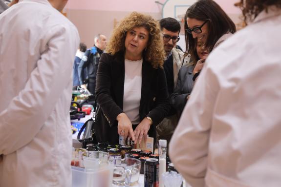 Imaxe da nova:A Xunta achega ao alumnado de Padrón a oferta formativa na I Feira de Orientación Académica e Profesional