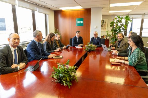 Imaxe da nova:O conselleiro de Educación reúnese co reitor da UNED para abordar unha posible ampliación de prazas do Máster do profesorado en Gal...