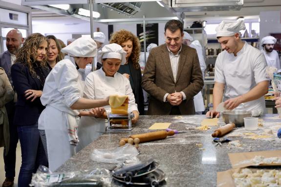 Imagen de la noticia:Román Rodríguez inaugura el nuevo aula-restaurante del centro integrado de FP Fraga do Eume, que culmina la primera fase de ...