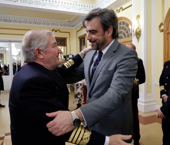 Imaxe da nova:Diego Calvo asiste ao acto de entrega do título de Fillo adoptivo de Ferrol ao almirante Ignacio Frutos