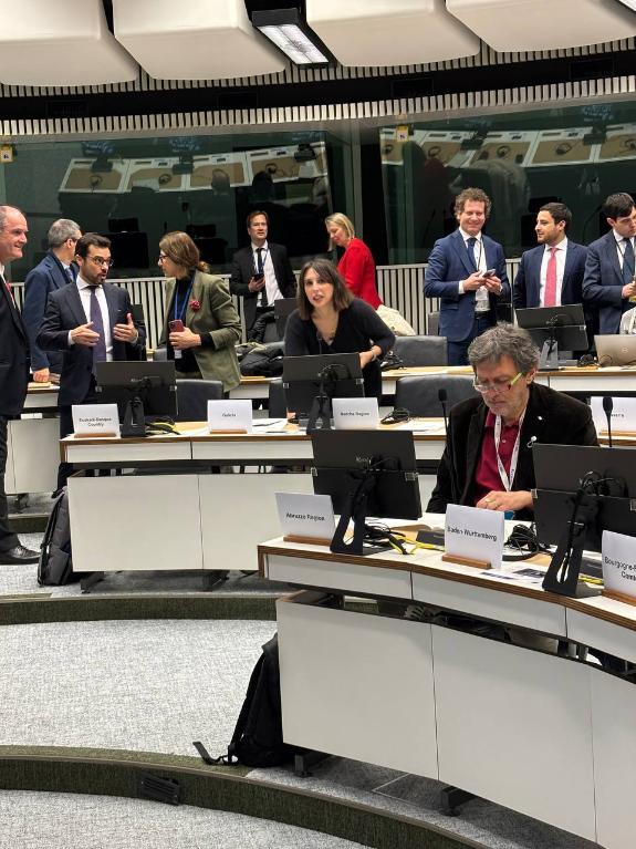 Imagen de la noticia:Lorenzana pide en Bruselas cambios en la normativa para blindar el sector de la automoción ampliando las ayudas a toda la ca...