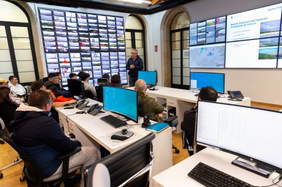 Imaxe da nova:Alumnos do Centro de Formación e Experimentación Agraria de Sergude visitan o Centro de Coordinación Central de Defensa contra os L...