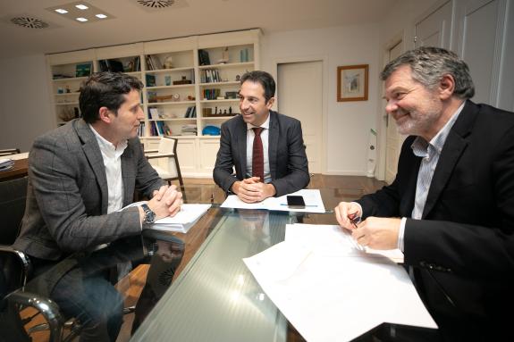 Imagen de la noticia:Villares traslada al alcalde de Boiro que Portos invertirá 133 mil euros en la renovación de la iluminación del puerto de Ca...