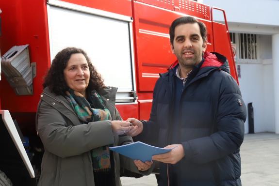 Imaxe da nova:Belén do Campo entregou un camión motobomba cedido pola Consellería de Medio Rural a Oroso para labores de limpeza, emerxencias e e...