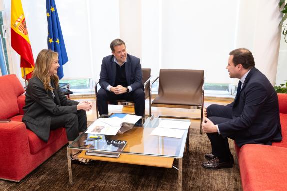 Imagen de la noticia:Fabiola García destaca la colaboración entre la Xunta y el Ayuntamiento de Cerdedo-Cotobade para mejorar los recursos de ate...