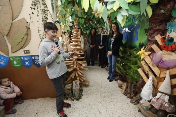 Imagen de la noticia:María José Gómez pon en valor o traballo do alumnado do CEIP Plurilingüe de Nadela co proxecto O mundo que queremos