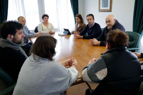 Imagen de la noticia:Villares mantiene un encuentro de trabajo para abordar las necesidades de las mariscadoras del Barqueiro