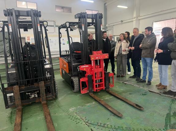 Imagen de la noticia:La Xunta financia con 77.500 euros la compra de dos carretillas eléctricas para la cofradía de Cambados