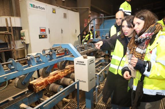 Imagen de la noticia: Lorenzana destaca que la Xunta lleva destinado cerca de 57M€ la ayudas para maquinaria y equipamiento de las empresas fores...