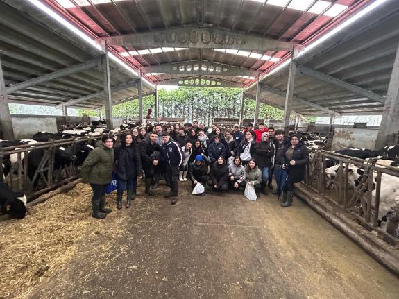 Imagen de la noticia:Alumnado del CFEA Sergude amplía conocimientos con varias visitas a explotaciones y cooperativas ganaderas