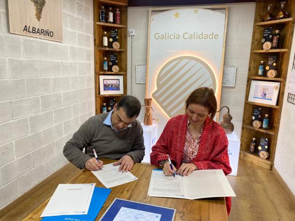 Imaxe da nova:Ana Méndez entrega o certificado que acredita os licores de Augavella co selo de Galicia Calidade