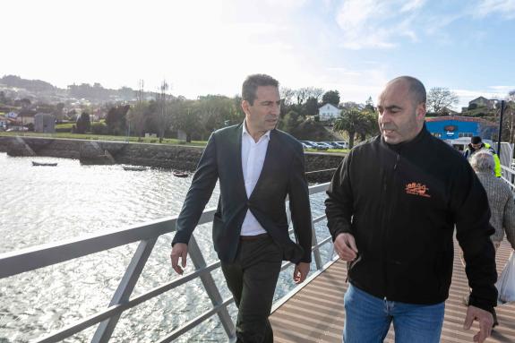 Imagen de la noticia:Alfonso Villares pone en valor las ayudas autonómicas para equipaciones portuarias en la cofradía de Barallobre beneficiaria...