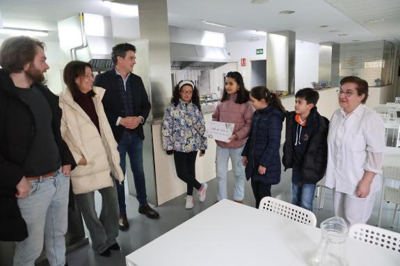 Imaxe da nova:O colexio da Milagrosa entrega ao comedor de san Froilán 3.800 euros da carreira solidaria organizada co apoio da Xunta