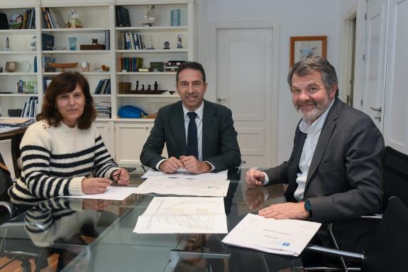 Imagen de la noticia:Mar iniciará en primavera la pavimentación de la explanada del puerto deportivo de Viveiro y la sustitución de las luminaria...