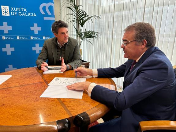 Imaxe da nova:Javier Arias e o alcalde de Castro de Rei abordan as actuacións de competencia da Xunta no concello