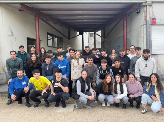 Imaxe da nova:A directora xeral de Xuventude mantén unha charla sobre mocidade cos estudantes do Terra de Turonio