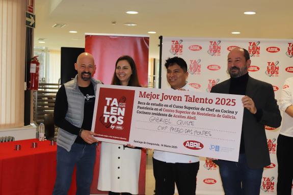 Imaxe da nova:Xosé Merelles fai entrega dunha bolsa de estudos no Centro Superior de Hostalería de Galicia ao gañador do certame ‘Talentos by Abr...