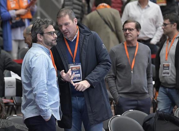 Imagen de la noticia:Diego Calvo y José López Campos asisten al partido entre el Basquet Leyma Coruña y el Río Breogán