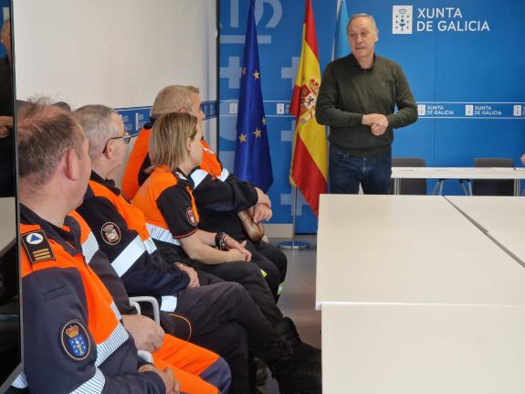 Imaxe da nova:Agustín Reguera entrega os carnés a 19 efectivos da Protección Civil