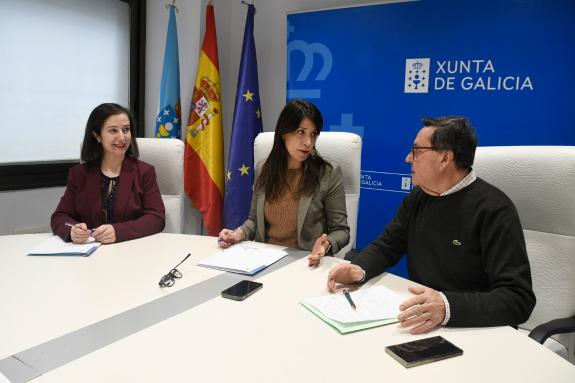 Imaxe da nova:A conselleira María M. Allegue mantén unha reunión co alcalde de Carballeda de Avia
