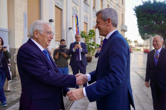 Imaxe da nova:Rueda enxalza o estreitamento da relación de Galicia con Melilla coa colocación dunha mouteira do Camiño de Santiago