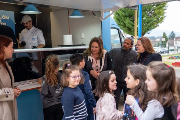 Imaxe da nova:A campaña “Galicia sabe AMar” da Xunta chega ao CEIP Leirado, en Salvaterra de Miño, co reparto gratuíto de pestiscos