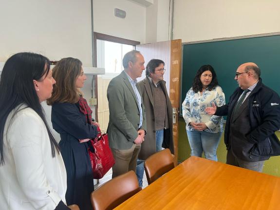 Imagen de la noticia:Ya está en funcionamiento el ascensor que la Xunta instaló en el CEIP A Xunqueira 1