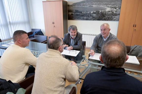 Imagen de la noticia:Portos de Galicia analiza con la Confraría de Fisterra las necesidades de sus espacios portuarios