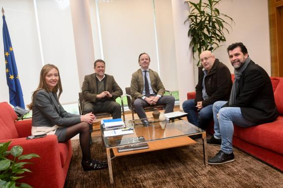 Imagen de la noticia:Fabiola García evalúa nuevas vías de colaboración con el ayuntamiento de Mañón para seguir mejorando la atención a las perso...