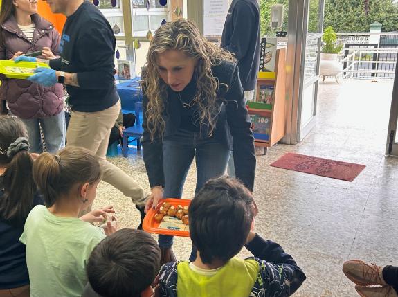 Imagen de la noticia:La campaña ‘GALICIA SABE AMAR’ llega a Mugardos con un reparto de aperitivos entre los escolares del CEIP Santiago Apóstol