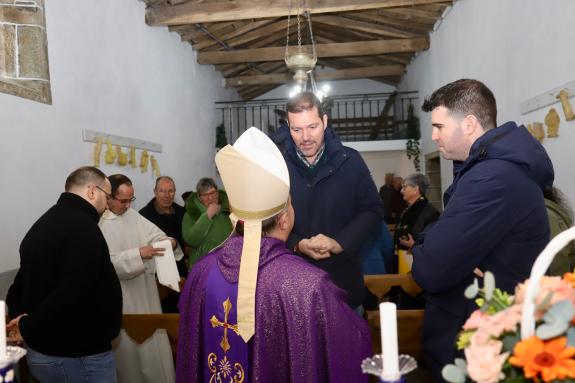 Imaxe da nova:López Campos comproba o resultado da restauración do retablo da capela de San Lois de Orazo