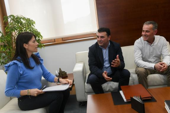 Imaxe da nova:A conselleira María M. Allegue mantén unha reunión de traballo co alcalde de Laxe