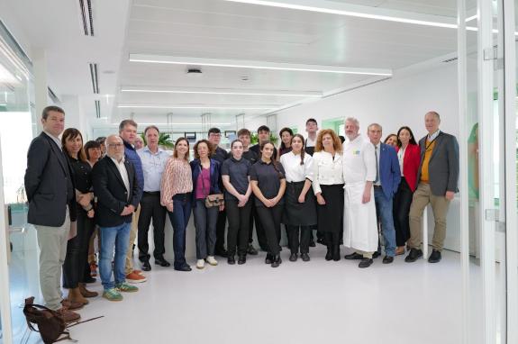 Imagen de la noticia:Una delegación de diferentes comunidades conoce el modelo de I+D+i de la FP gallega en los centros Eduardo Barreiros de Oure...